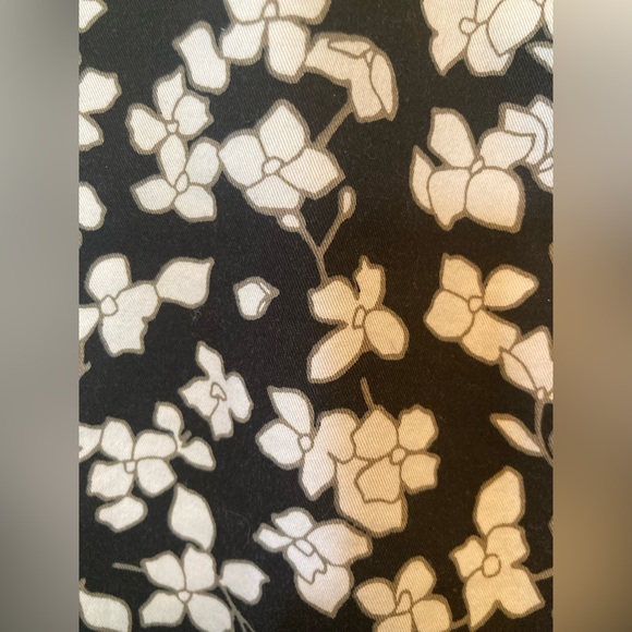 Banana Republic Hampton Pant Crop Pant Size 2 Black w/White Flowers 26” inseam - Picture 7 of 9